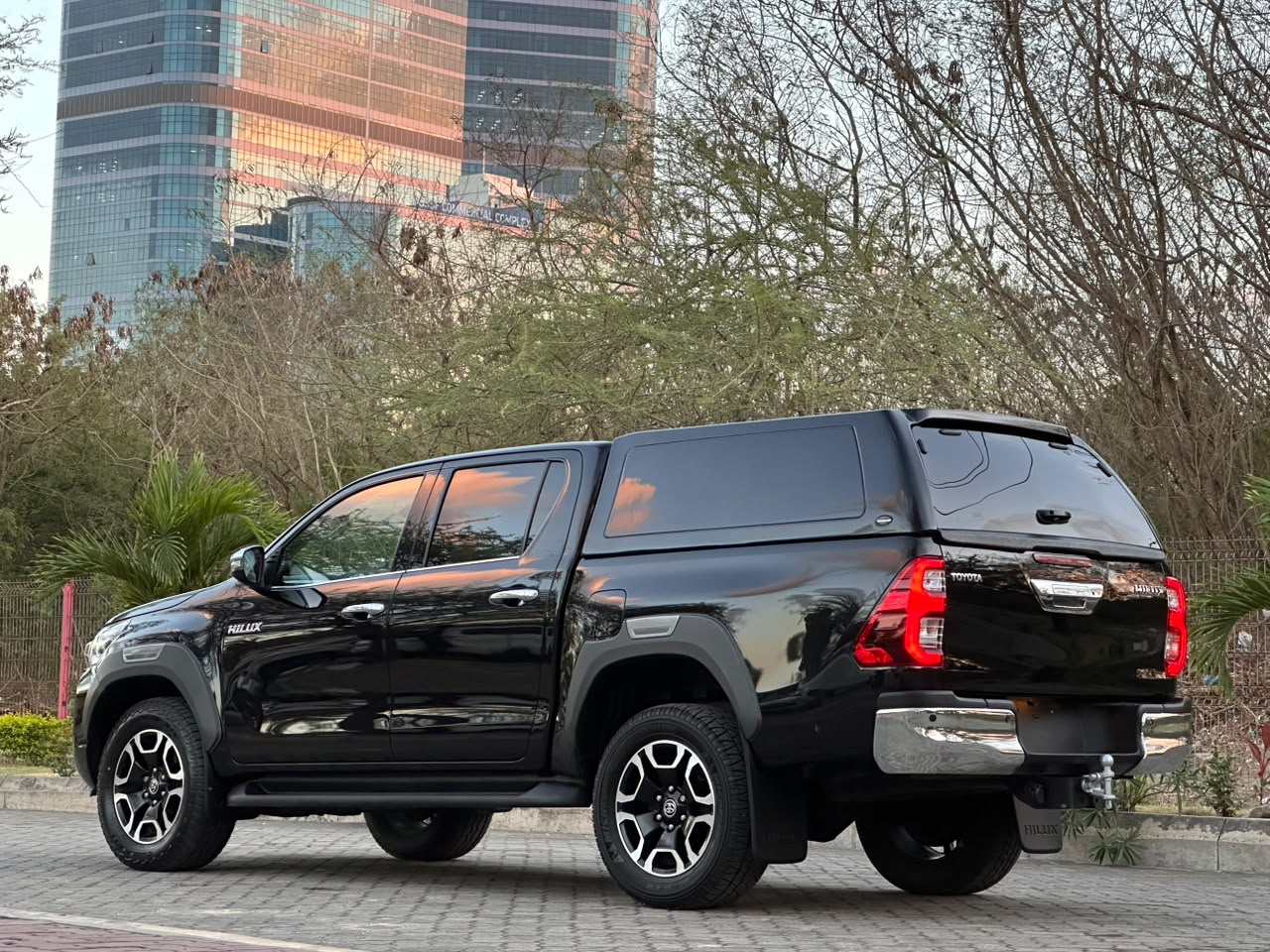 TOYOTA HILUX DOUBLE CABIN thumbnail 2